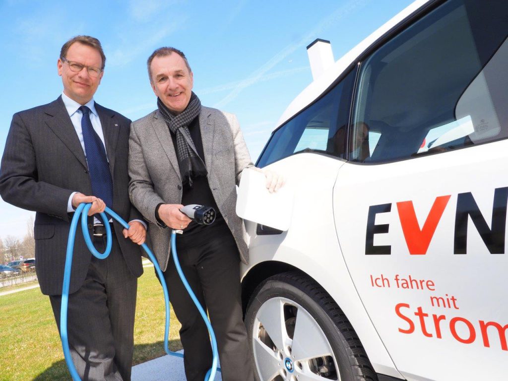 Stefan Szyszkowitz (li), Vorstandssprecher des vollintegrierten niederösterreichischen Energiekonzerns EVN, übergibt Rupert Dworak, Bürgermeister von Ternitz, die Schlüssel für einen BMWi3, der aktuell zu den weltweit führenden Top-Modellen im Segment der batteriebetriebenen Elektromobilen zählt. 