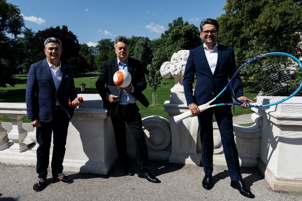 Hermann Krist (ASKÖ-Präsident), Werner Kogler (Vizekanzler und Sportminister) und Peter Lehner (Vorsitzender der Konferenz der Sozialversicherungsträger)