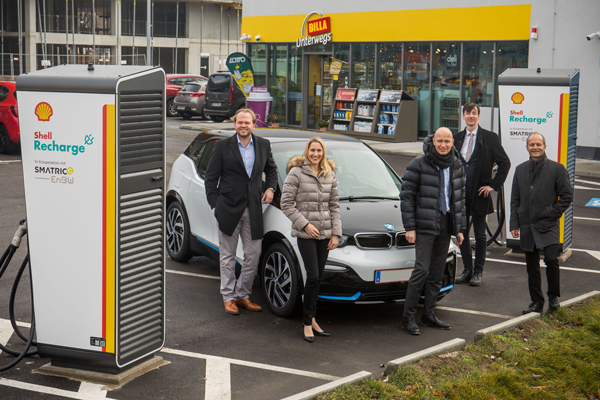 Shell E-Ladestation mit Auto und Menschen