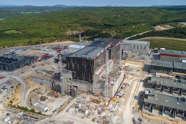 Baustelle mit Kränen vom Kernforschungszentrum in Iter