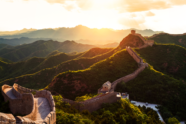 Chinesische Mauer mit rötlicher Lichtstimmung