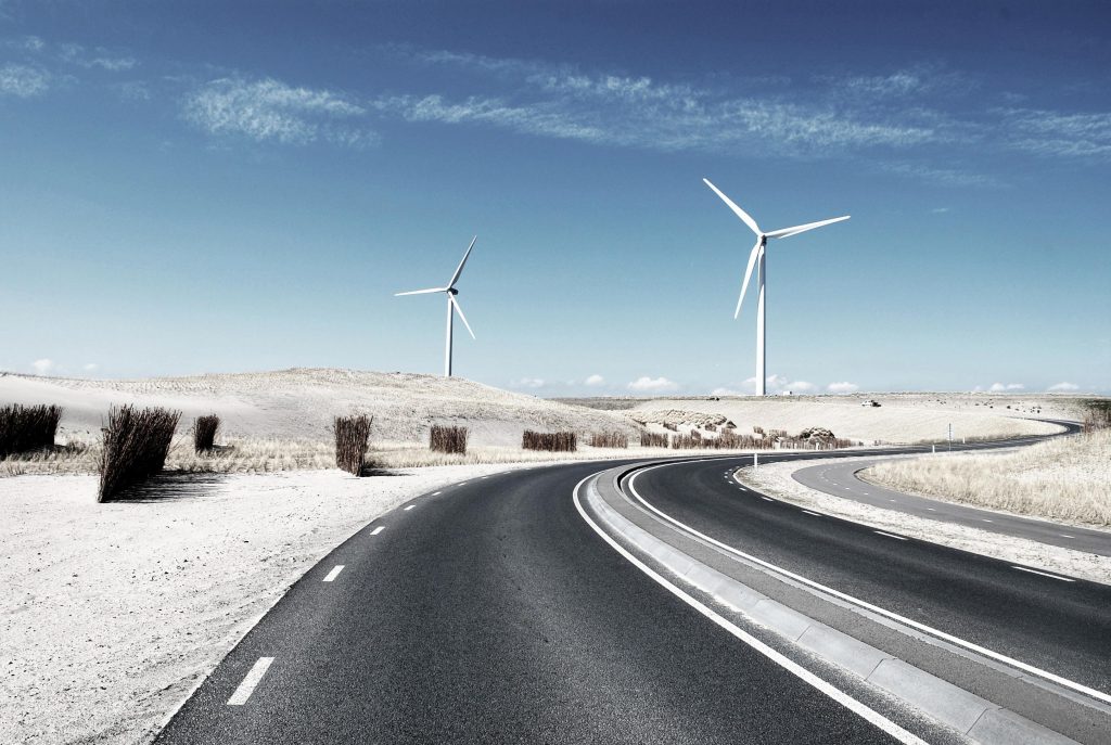 Landschaft mit Straße und mit Windrädern