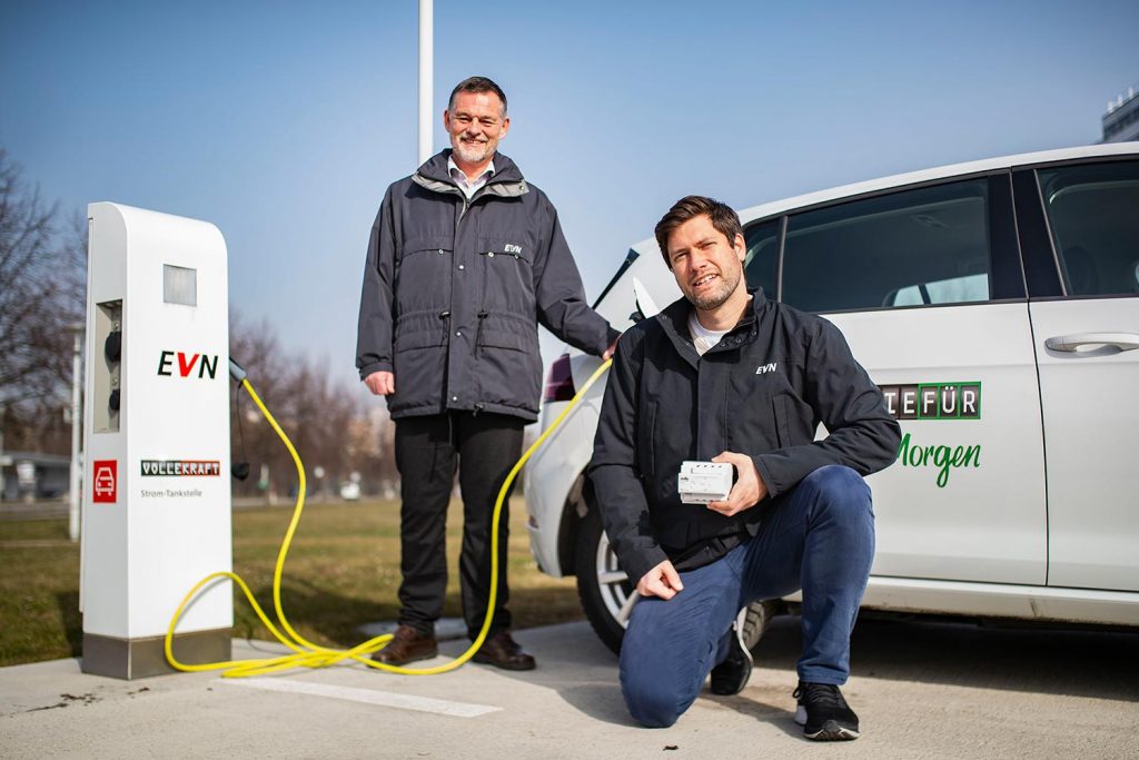 Die EVN-Experten Wolfgang Vitovec und Christian Lechner vor e-Auto und e-Tankstelle.