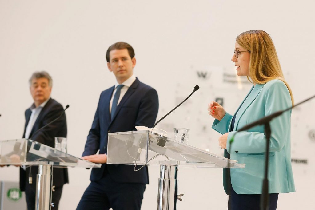 Werner Kogler, Sebastian Kurz und Margarete Schramböck bei einer Pressekonferenz