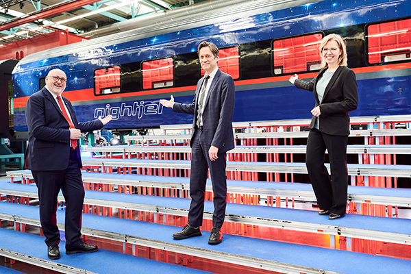 Klimaschutzministerin Leonore Gewessler, Siemens Mobility COE Michael Peter und ÖBB-Vorstandsvorsitzender Andreas Matthä vor einem Nightjet-Waggon