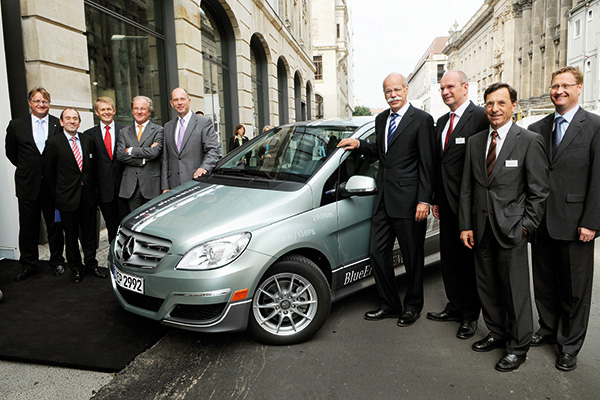 Gruppenfoto vor Auto