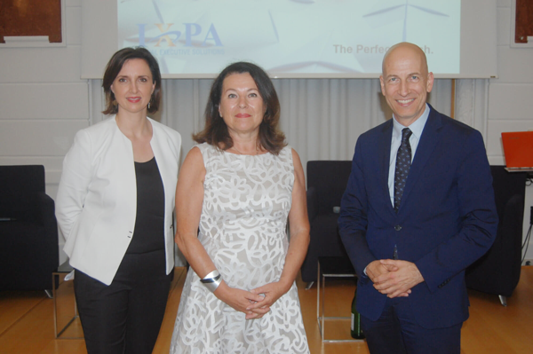 MMg. Maria Bühler (Bildmitte) mit Moderatorin Dr. Susanne Schnabel und Bundesminister Dr. Martin Kocher