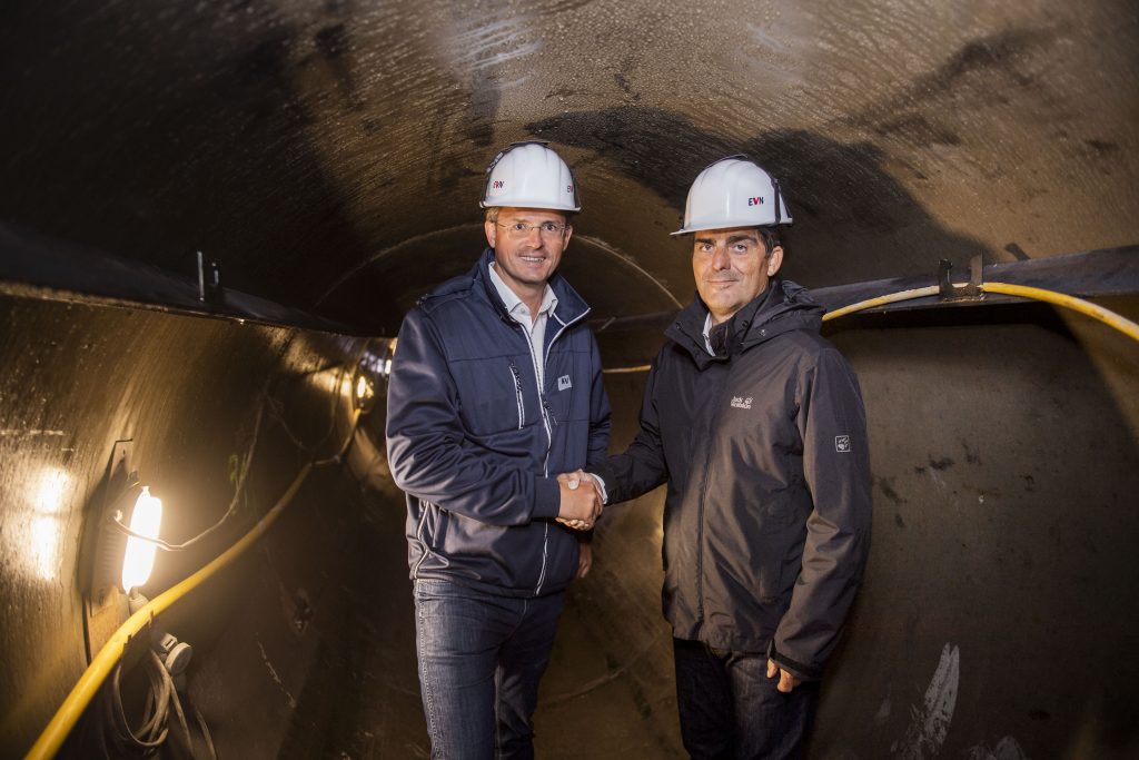 Handschlag im Tunnel