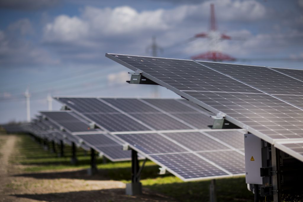 Solarpanele und Windräder