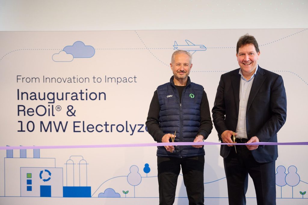 OMV Vorstandsvorsitzender und CEO Alfred Stern (li) und OMV Excecutive Vice President Fuels & Feedstock and Chemical Martijn van Koten eröffneten die ReOil-Anlage und 10 MW-Elektrolyse am Standort Schwechat. © OMV