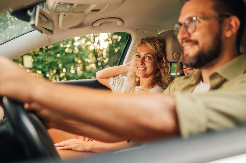 Menschen im Auto