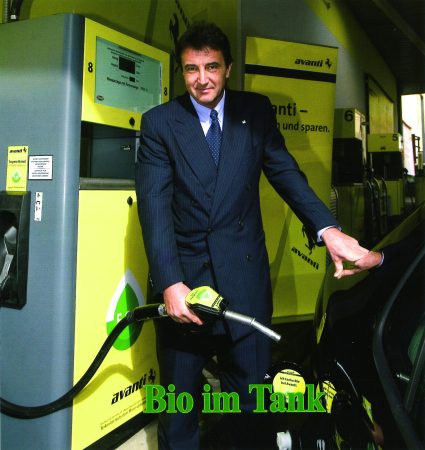 Am 1. Oktober 2007 eröffnete der damalige OMV-Generaldirektor Dr. Gerhard Roiss die erste Super-Ethanol-Tankstelle E85 in Österreich. Er betankt ein Auto.