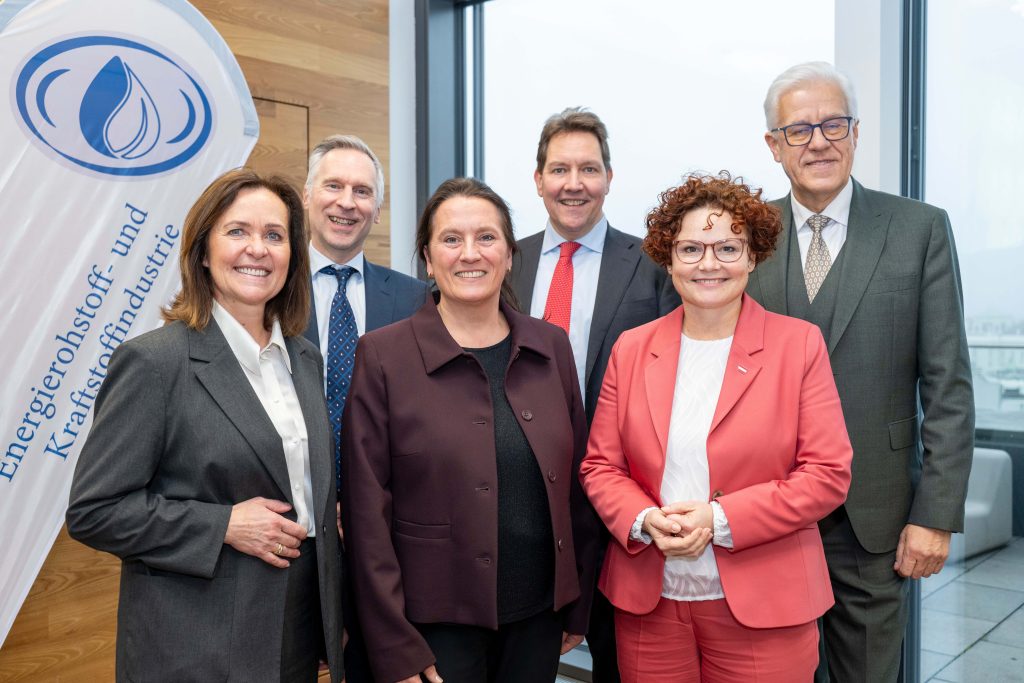 WKÖ-Vizepräsidentin Angelika Sery-Froschauer, Armin Springer (Enilive Austria), Hedwig Doloszeski (GF Fachverband der Energierohstoff- und Kraftstoffindustrie), Martijn van Koten (Obmann Fachverband der Energierohstoff- und Kraftstoffindustrie), Staatssekretärin Elisabeth Zehetner (BMWET), Rainer Klöpfer (Shell) v.l.n.r.
stehend