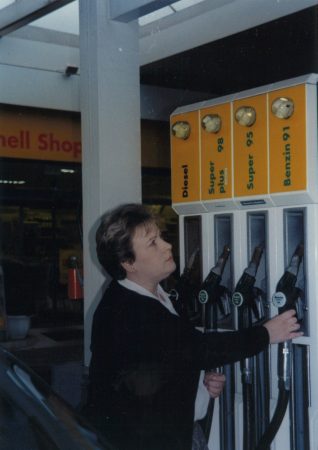 Beim Sprit gibt es keine Mogelpackungen. Die Sprit-Preise sind klar und deutlich. Die Marke garantiert Qualität. Die Kundin kann sicher sein, dass nur Top Sprit in den Tank fließt.  
© Energie Vision