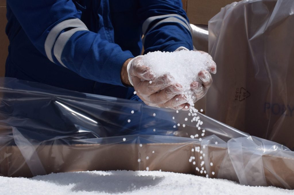 Polyolefine, das ist die weltweit mengenmäßig größte Gruppe der thermoplastischen Kunststoffe. Die wichtigsten Vertreter sind Polyethylen und Polypropylen. Sie zeichnen sich durch ihre Hochleistungsfähigkeit aus und sind in unserer Zeit unverzichtbar. Sie finden sich in fast allen Lebensbereichen, wie bei Konsumgütern, im Bauwesen, in der Automobilindustrie, in der Elektronik und der Medizin, sowie im Textil- und Möbelbereich. Der globale Umsatz wird 2026 auf rund 350 Milliarden US-Dollar geschätzt.
© Borouge