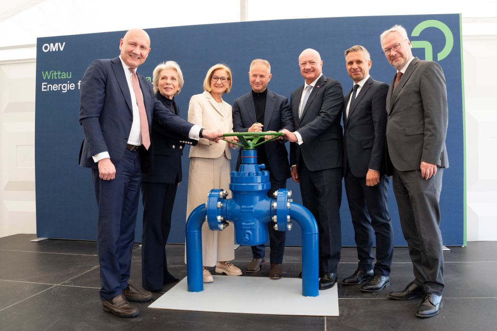 OMV CEO Dr. Alfred Stern (Bildmitte): „In Wittau bei Wien hat die OMV den größten Gasfund der letzten 40 Jahre in Österreich, vorerst mit 11 TWh, das sind rund eine Milliarde Normkubikmeter, in Produktion gebracht. Das Projekt stärkt die OMV Gas-Diversifizierungsstrategie, indem heimisches Erdgas unser Portfolio gezielt ergänzt. Gleichzeitig ist Gas für uns ein zentraler Energieträger der Transformation in ein sauberes und erneuerbares Energiesystem.“
© OMV