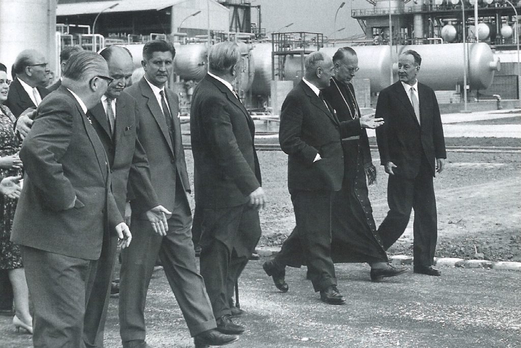 Der Grundstein für den Ausbau der neuen Raffinerie wurde am 22. April 1958 gelegt. Bei der Inbetriebnahme am 27. Juni 1961 waren Bundespräsident Adolf Schärf, Bundeskanzler Alfons Gorbach, Vizekanzler Bruno Pittermann, Kardinal Franz König und der gesamte Vorstand der OMV anwesend.
© OMV