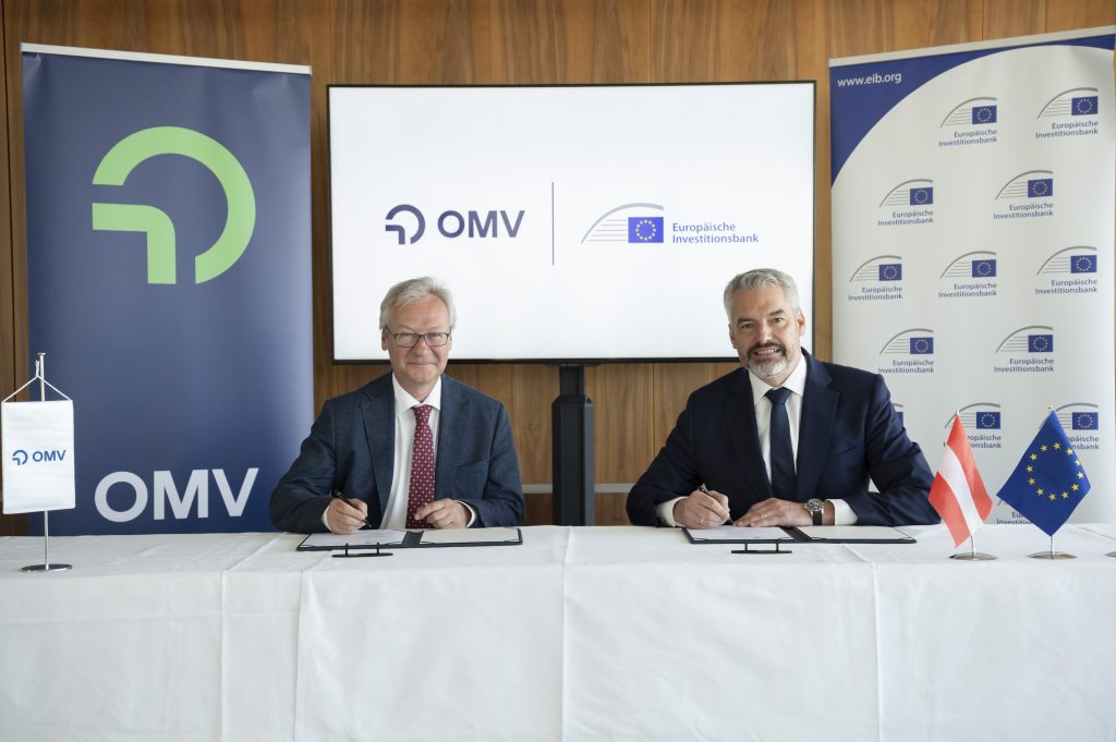 Reinhard Florey, CFO und stellvertretender Vorstandsvorsitzender der OMV und Karl Nehammer, Vizepräsident und Mitglied des Direktoriums der Europäischen Investmentbank.
© OMV/EIB